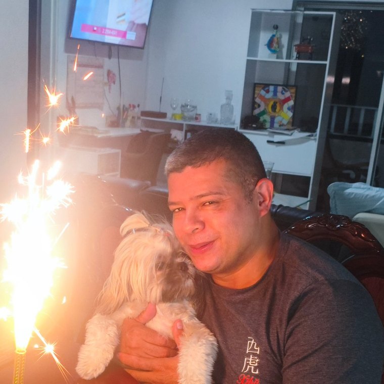 Harold con Shaka en brazos, el día de su cumpleaños, con una chispa de luz dorada